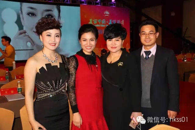 深圳美協副會長，盛世集團董事長王俊華女士作為貴賓攜華美學院王星宇校長共同出席了本次晚會